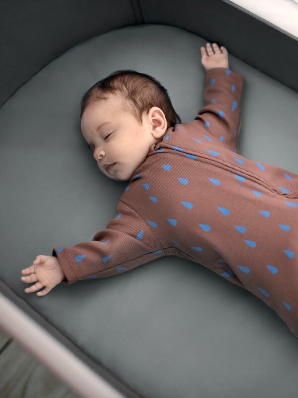 MC2121 2022 maxicosi Home Iora Air Lifestyle Bedroom Baby sleepi
